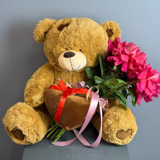 Плюшевый Мишка с сердцем и букет французских роз 💘