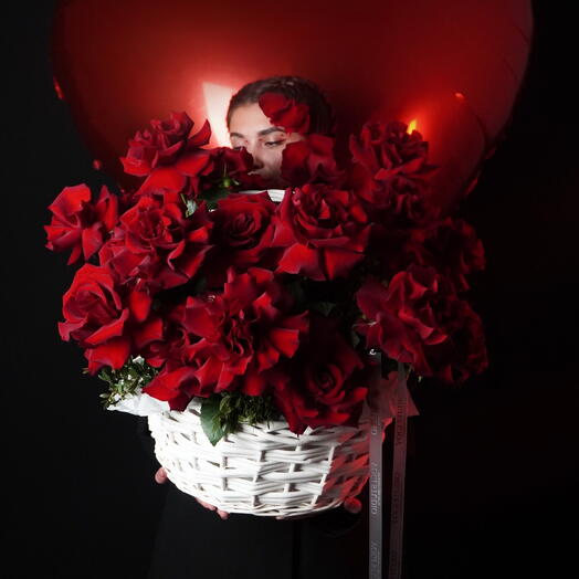 Объемная корзина с красной французской розой