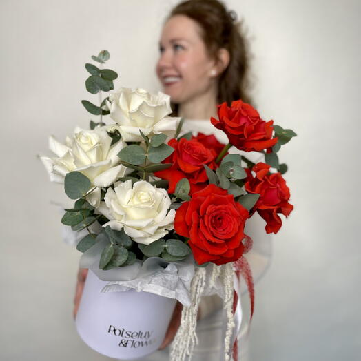 Композиция с красными и белыми розами