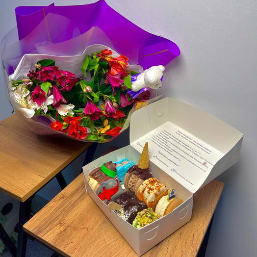 Букет цветов альстромерий и ассорти десертов(макаронс)для любимой