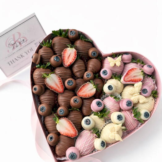 Розовая коробка в форме сердца с клубникой 💕🍓