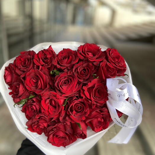 Сердце из роз с любовью