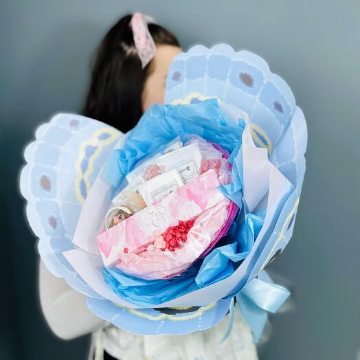 Подарочный набор букет с ассорти чая с шоколадом, пряником на 8 марта "Крылья счастья"