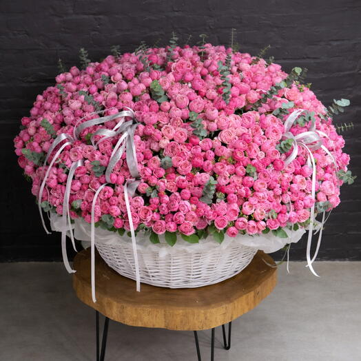 251 пионовидная спрей-роза в корзине