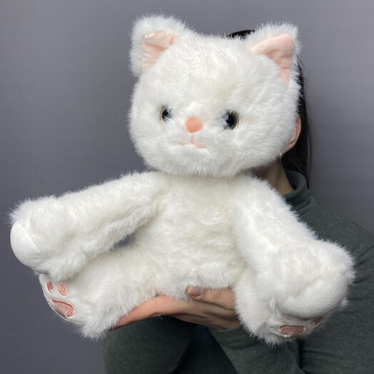 Милый плюшевый белый котик