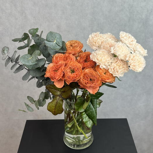 Банч сет (пачка микс) цветов из оранжевых пионовидных роз Леди Априкот, кремовых диантусов (гвоздик) Брют и эвкалипта