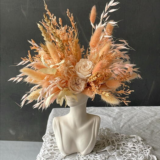 Композиция из сухоцветов с розой стабилизированной в персиковых оттенках