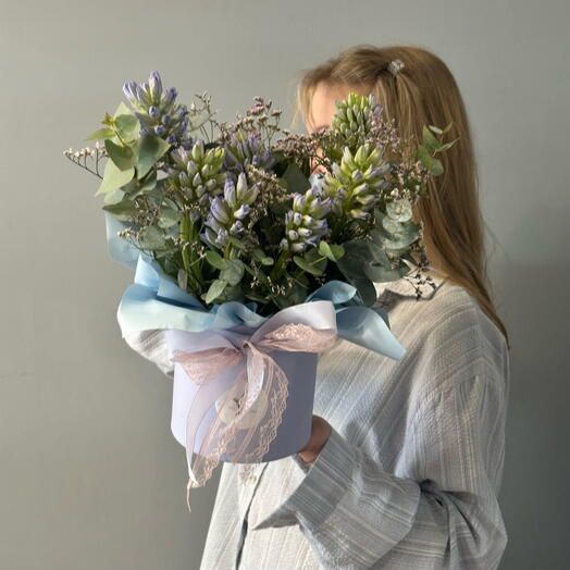 Цветы в коробке с гиацинтами