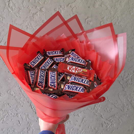 Съедобный букет из сникерсов