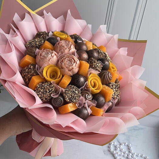 Букет микс из манго, конфет и шоколада