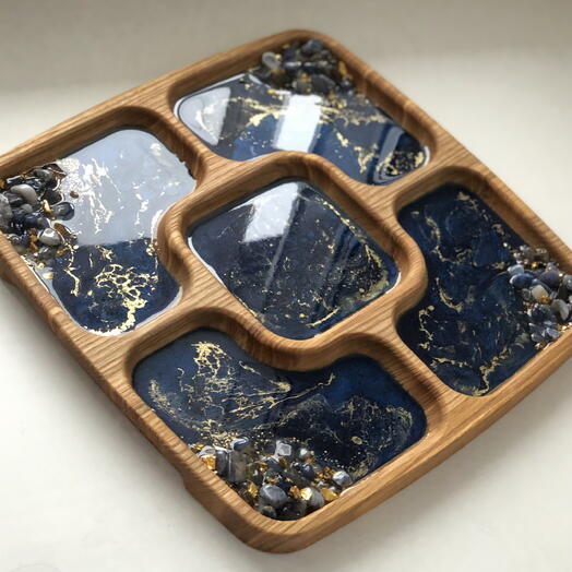 Менажница из ясеня с эпоксидной смолой и натуральными камнями