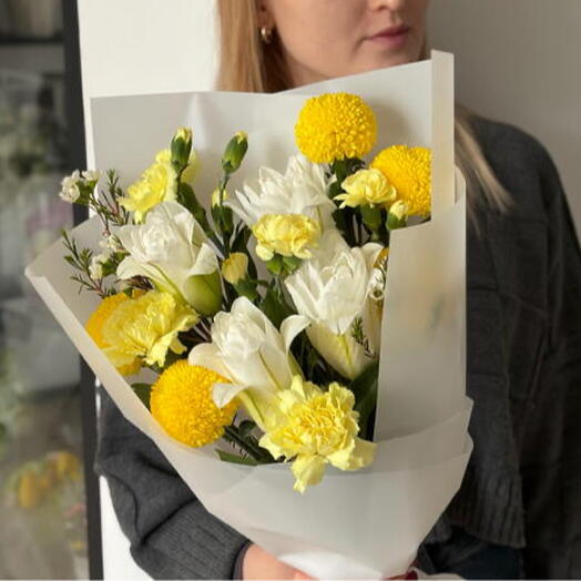 Букет с кустовыми диантусами и лилией