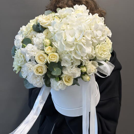 Delicado arreglo blanco de rosas blancas como la nieve, Dianthus esponjoso y hortensias con ramitas de eucalipto fragante
