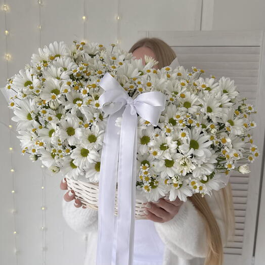 Корзина с цветами: хризантема ромашковая и полевые ромашки (матрикария) 🌸 Размер М