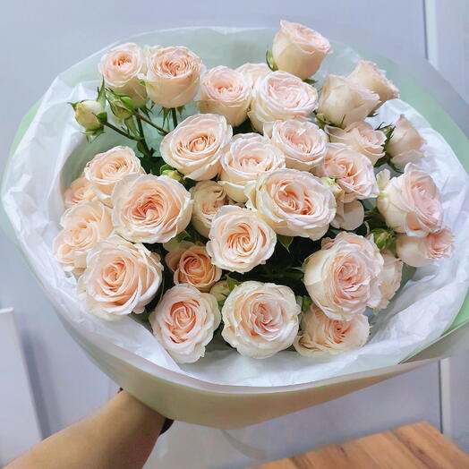 Нежный букет из кустовых роз