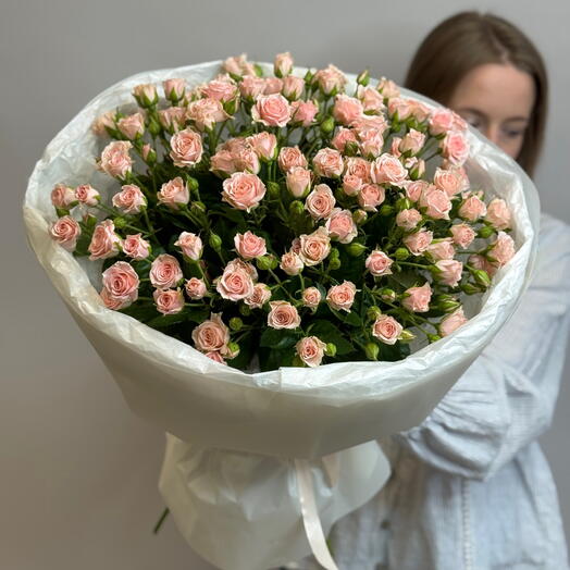 Bouquet of delicate pink bush roses