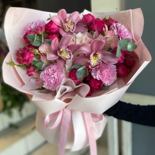 Яркий красивый букет с кустовыми пионовидными розами и орхидеями💕