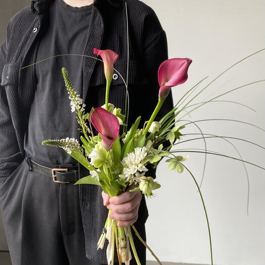 Небольшой весенний букет: розовые каллы, белые гиацинты, морозник, вербейник и берграсс