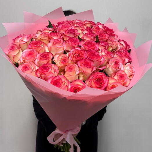 55 роз Джумилия в розовой упаковке 🌷 нежный объёмный букет 70 см