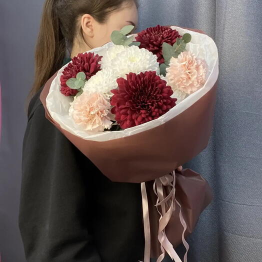 Букет с бордовыми хризантемами