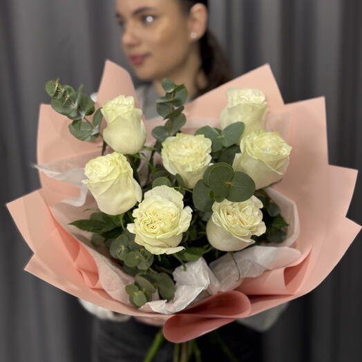 Моно букет из белых роз с эвкалиптом