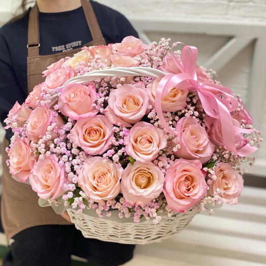 Большая корзинка розовых роз и гипсофилы🌸🎀