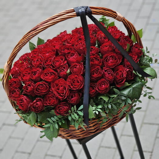 Корзина из 60 роз