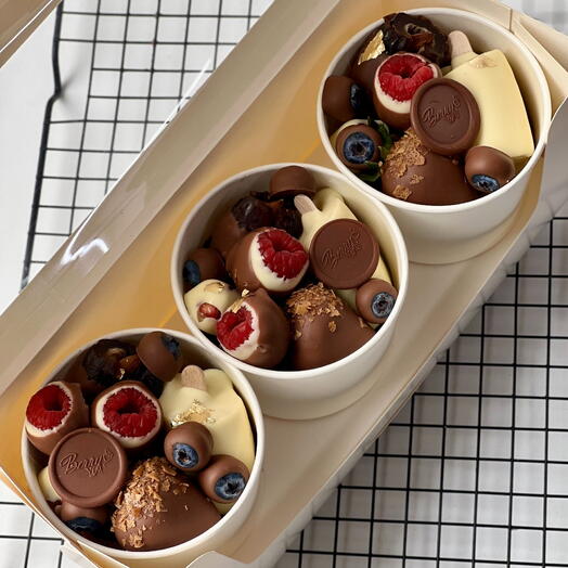 Набор "Chocolate trio" ягоды и фрукты в шоколаде