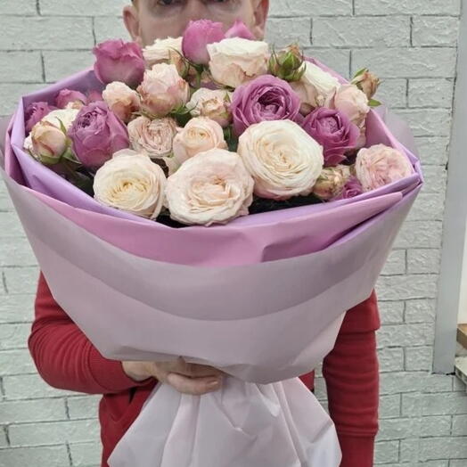 Букет из пионовидной кустовой розы Бомбастик