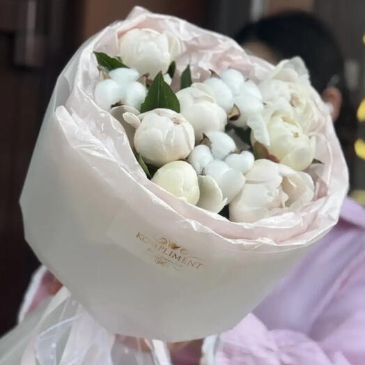 Белые пионы с хлопком