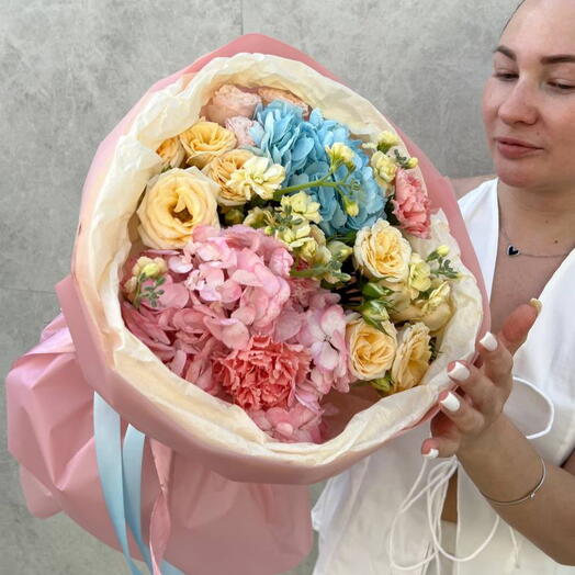 Букет дофаминовый из гортензий, кустовых роз и маттиолы