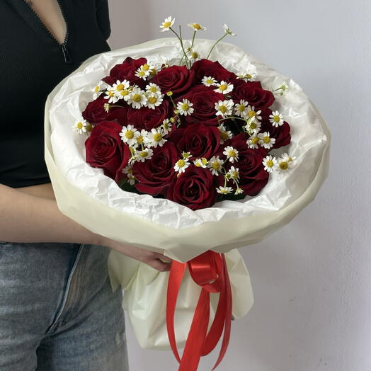 Яркий букет с красными розами и ромашкой / «Моя любовь» / Для любимой