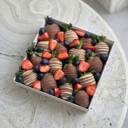 Клубника в белом и молочном шоколаде. Крупные ягоды 🍓