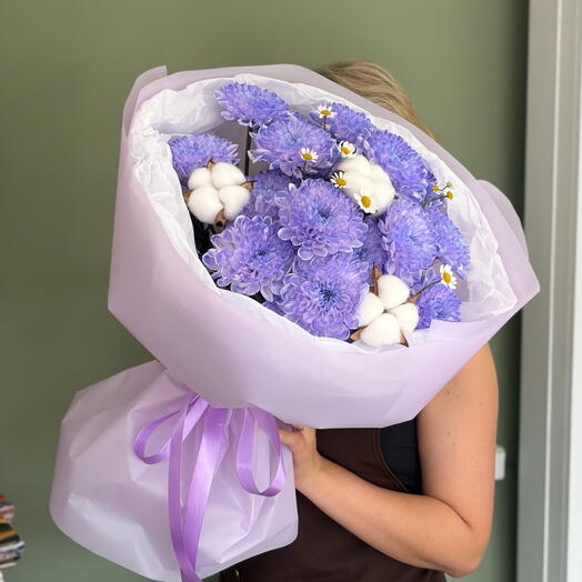 Букет из хризантем, ромашек и хлопка