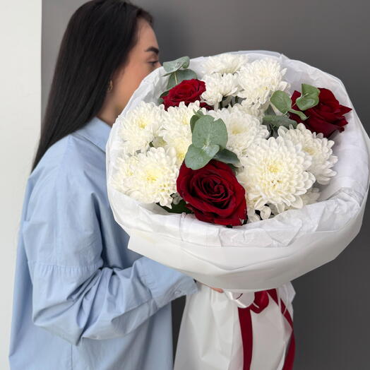 Классический букет с красными розами и белыми хризантемами
