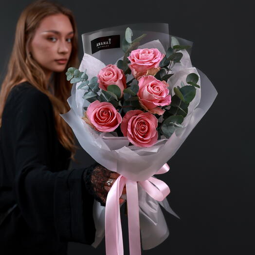 Букет с розовыми розами и эвкалиптом