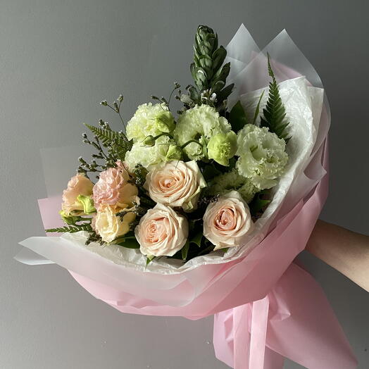 Peach petal, букет с розами и эустомой
