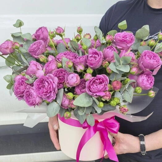 Кустовая роза в шляпной коробке