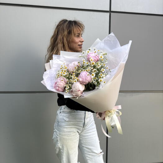 Букет «Сара Бернар с матрикарией» — нежность пионов и лёгкость ромашек! 🌸🌼