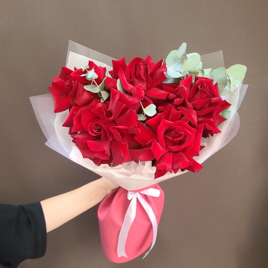 Букет алых роз