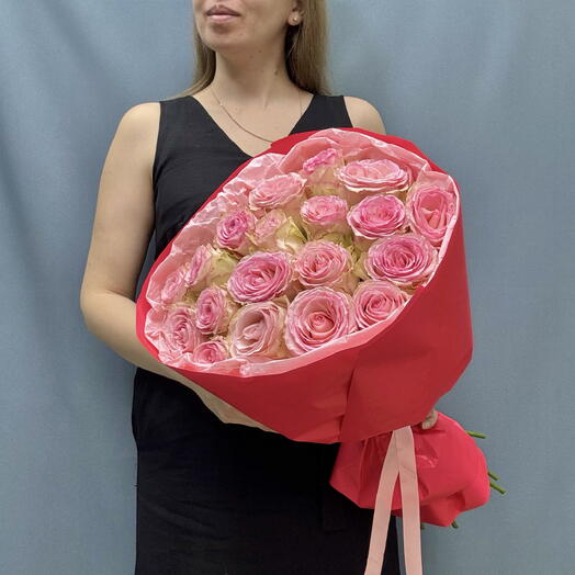 Розовые розы в ярко-коралловой упаковке 🎀