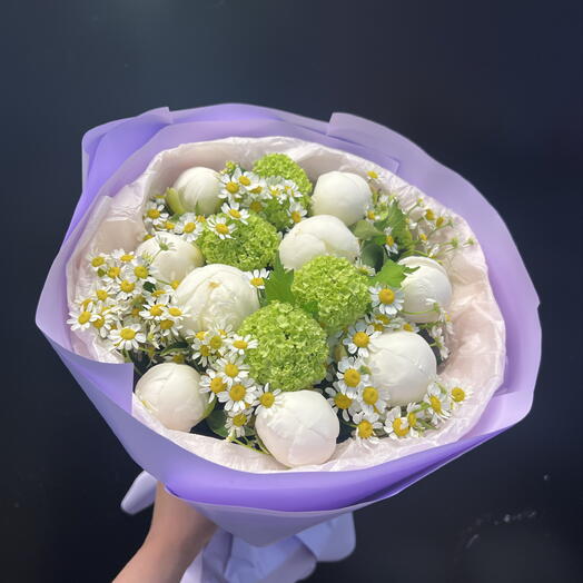Белые пионы,ромашка и вибурнум 🍀