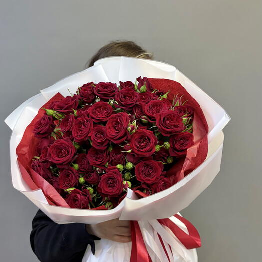 Букет из красных кустовых роз