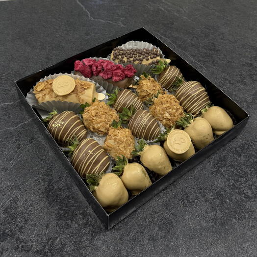 Клубника и бананы в молочном и карамельном шоколаде