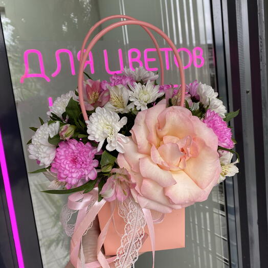 Нежная французская роза в сумочке с хризантемами и альстромерией