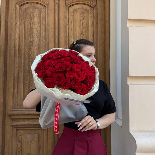 Букет из 35 роз ред Наоми