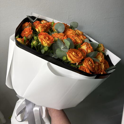 Букет ярких кустовых роз