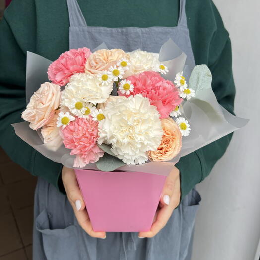 Композиция из роз с диантусами