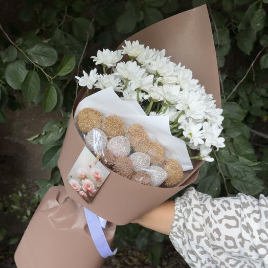 Букет из ромашки и клубники в шоколаде