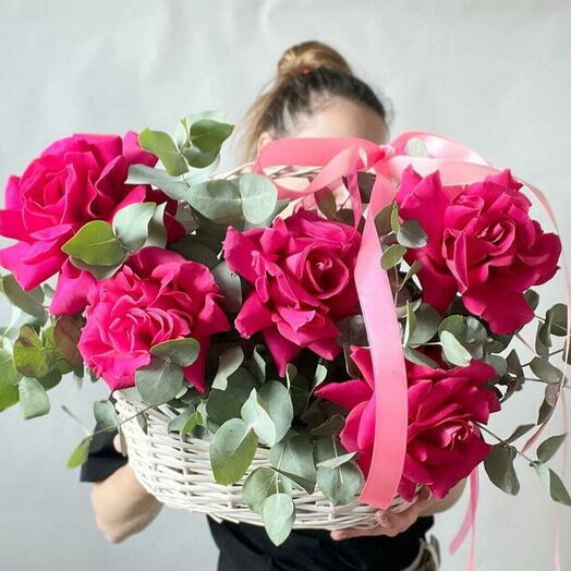 Корзина с розами